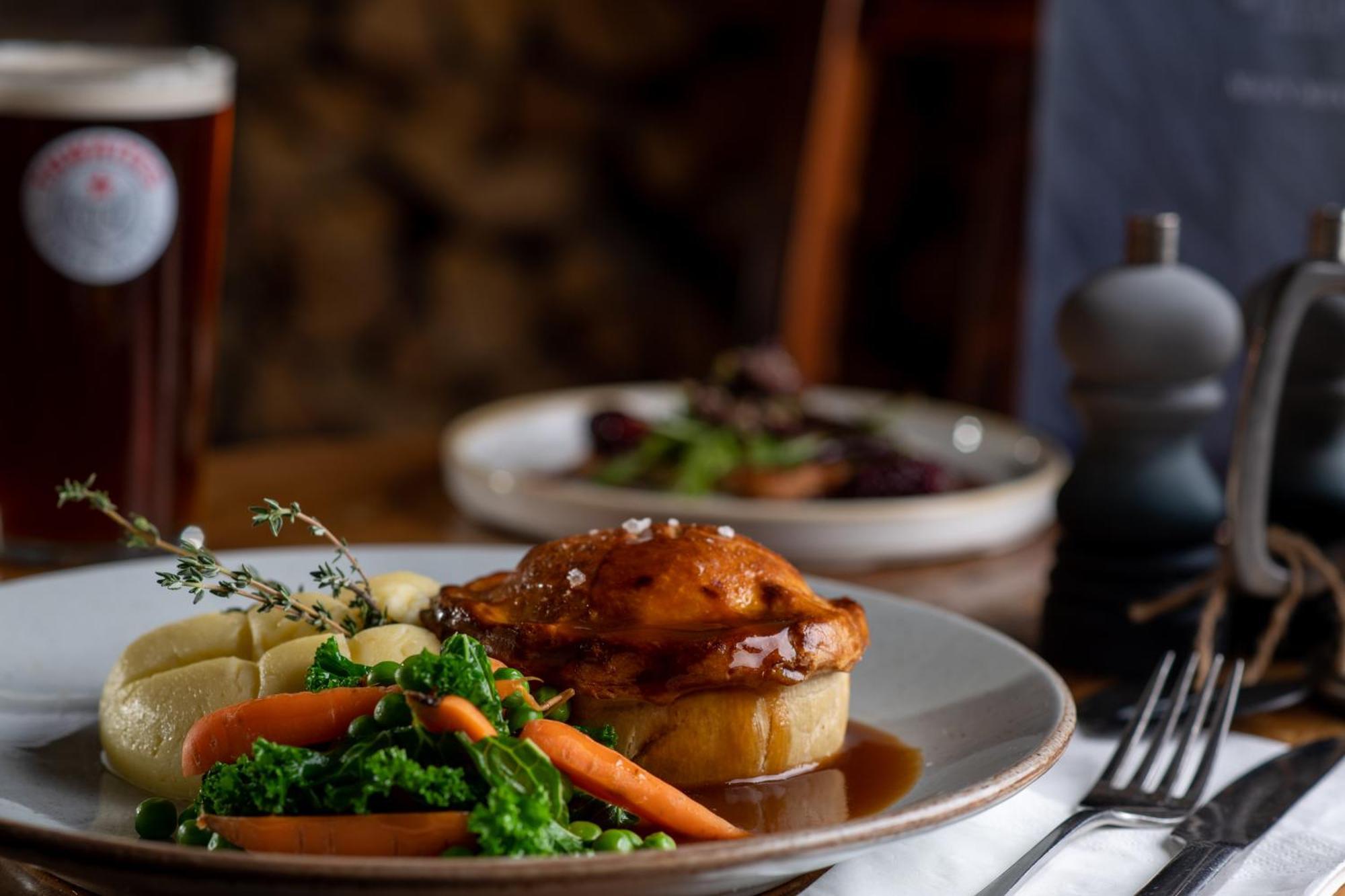 The Red Lion & Manor House 호텔 번셀 외부 사진