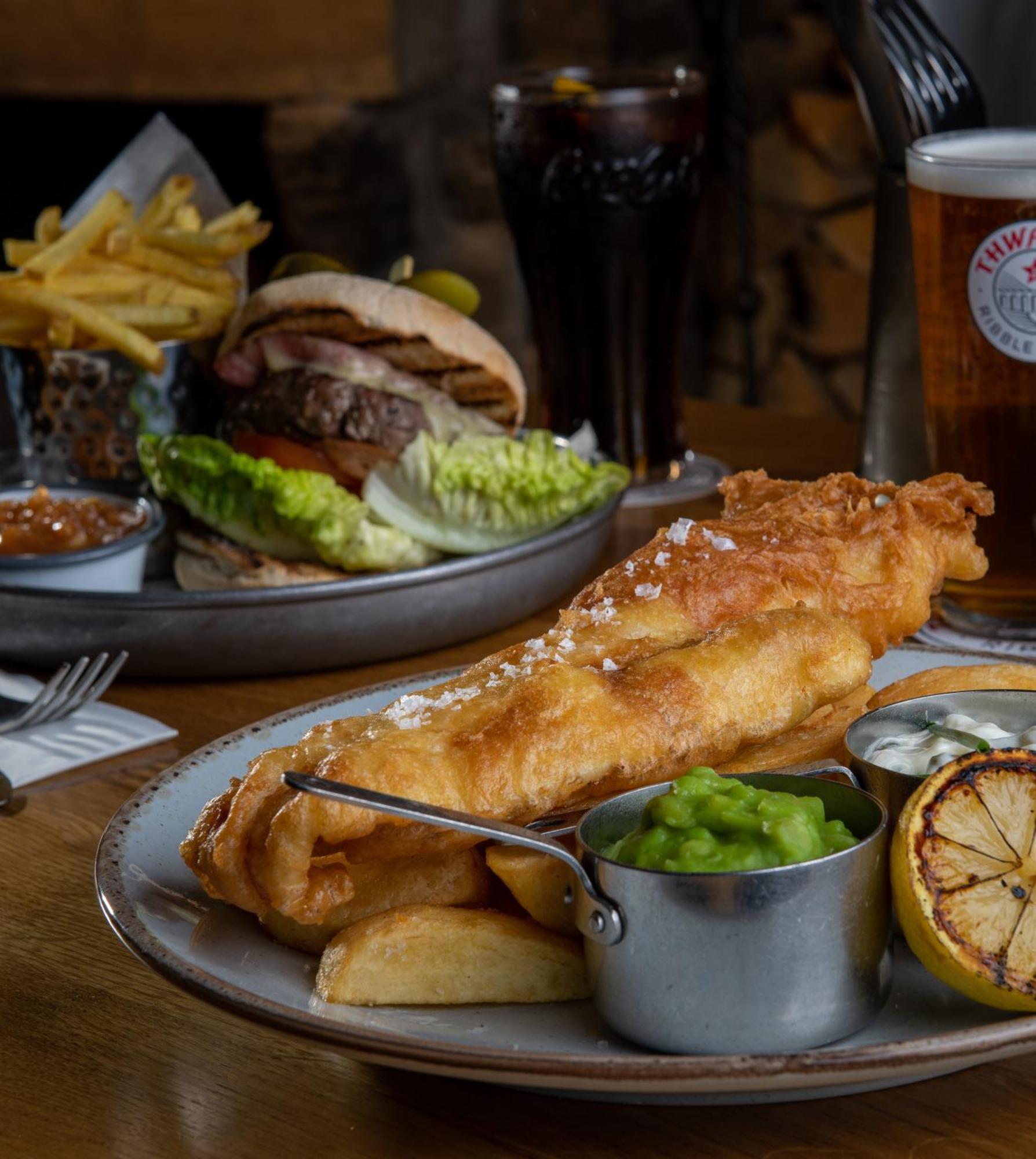 The Red Lion & Manor House 호텔 번셀 외부 사진